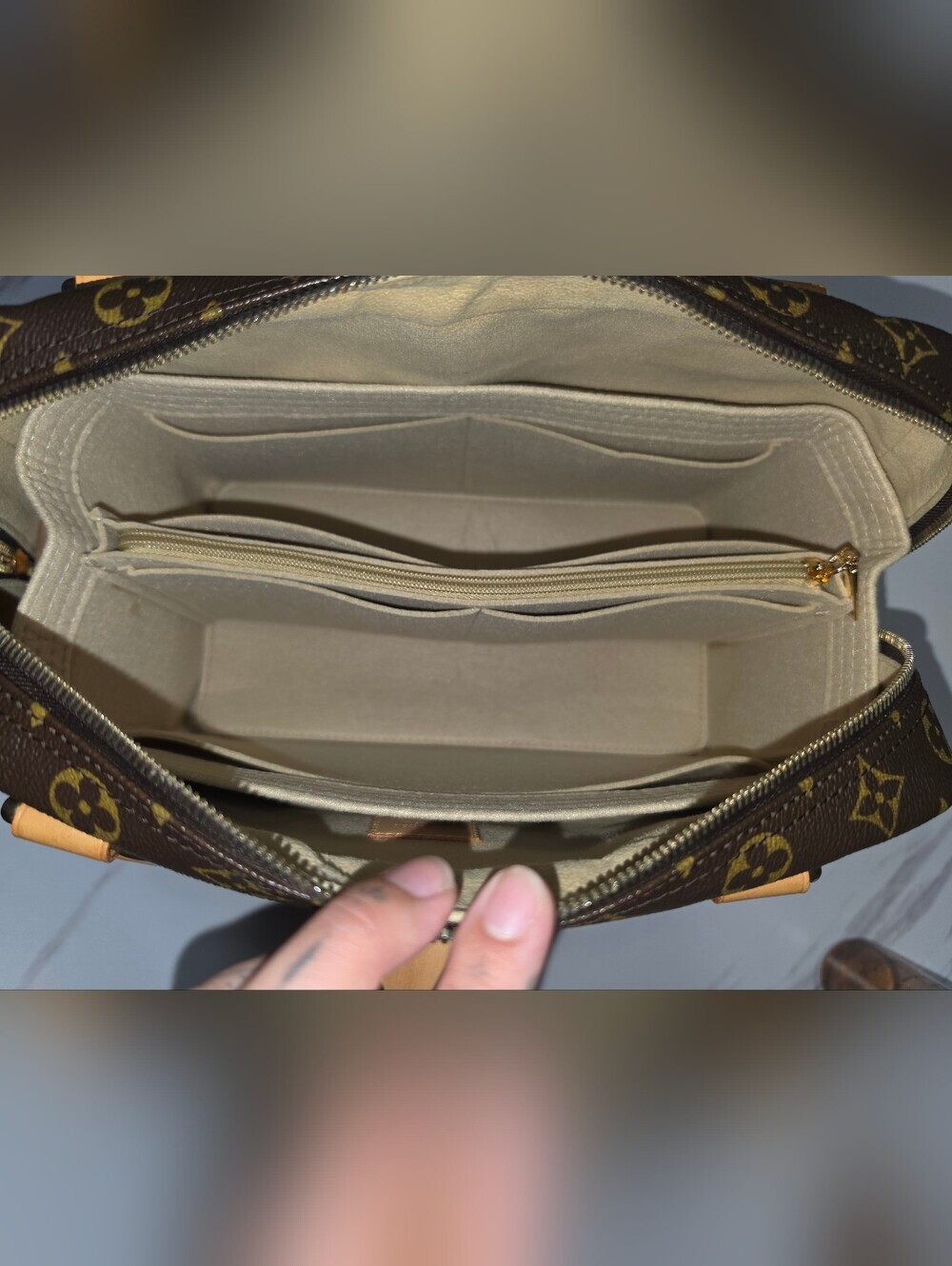 Louis Vuitton Manhattan GM - Picture 10 of 12